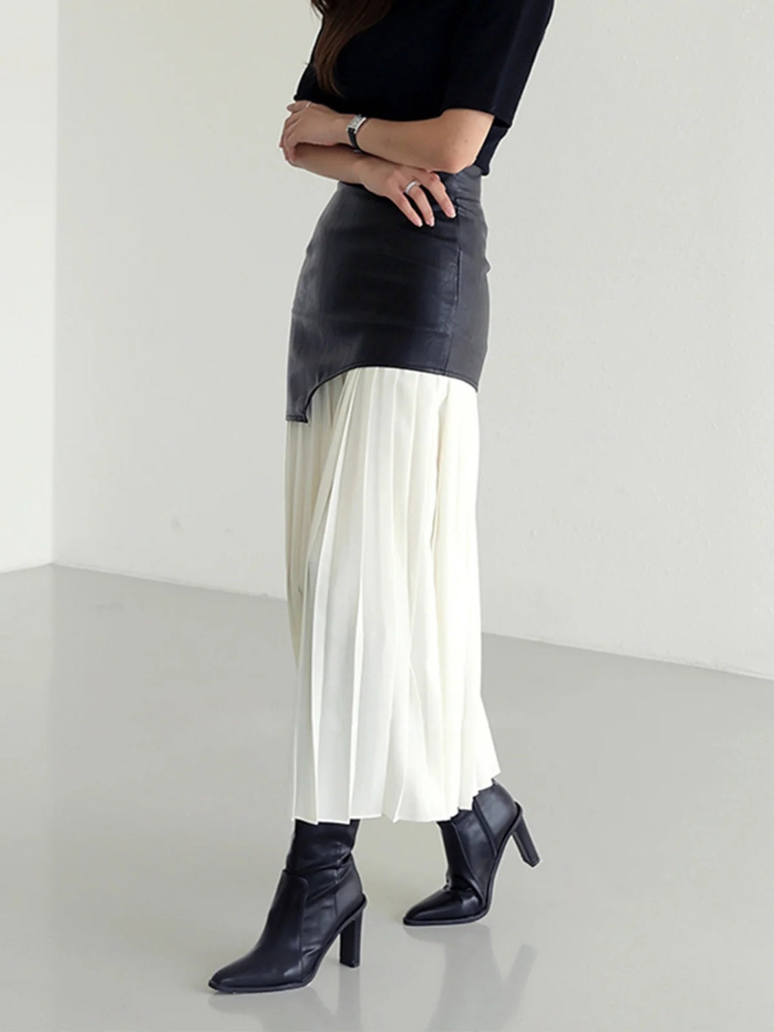 Pleated Contrast High Rise Skirt Secondary image