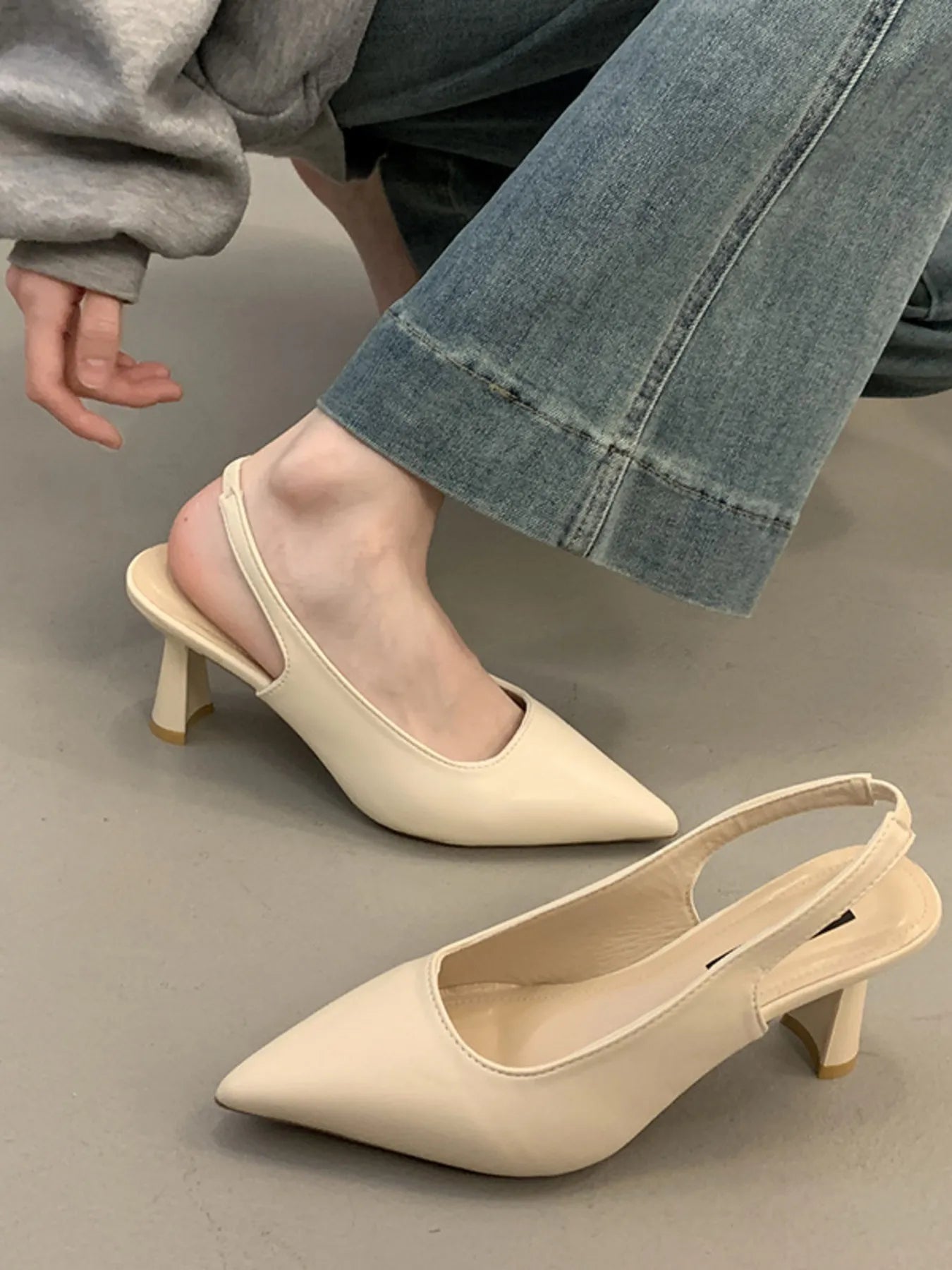 Pointed Toe Mid Heel Pumps in Vegan Leather Secondary image