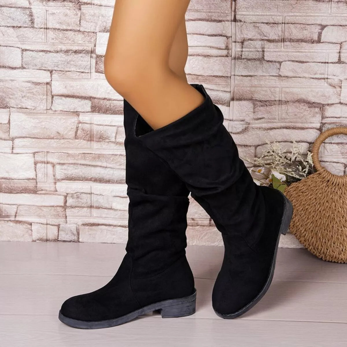 Mid-Heel Block Heel Boots with Round Toe in Suede Secondary image