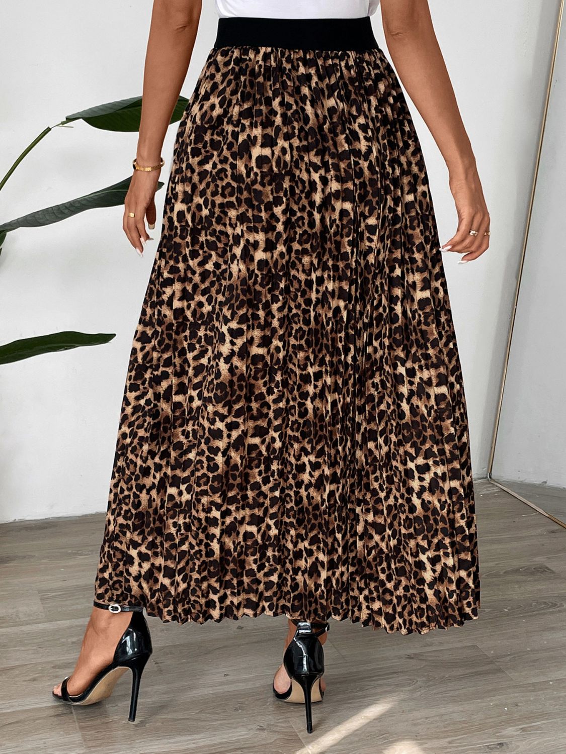 Pleated Leopard Maxi Skirt Secondary image