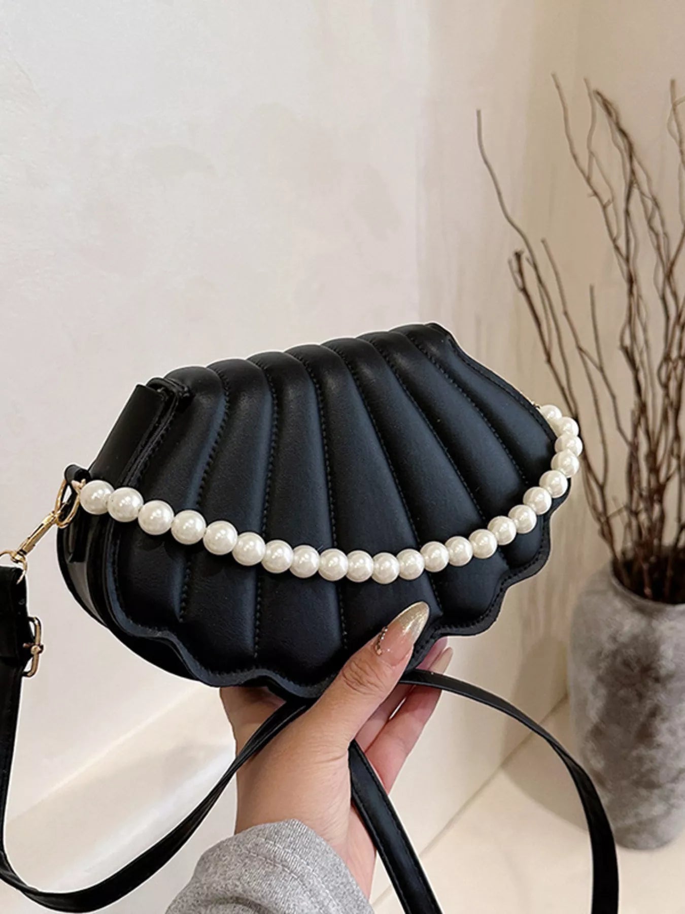 Shell-Shaped Pearl Decor Crossbody Bag Secondary image