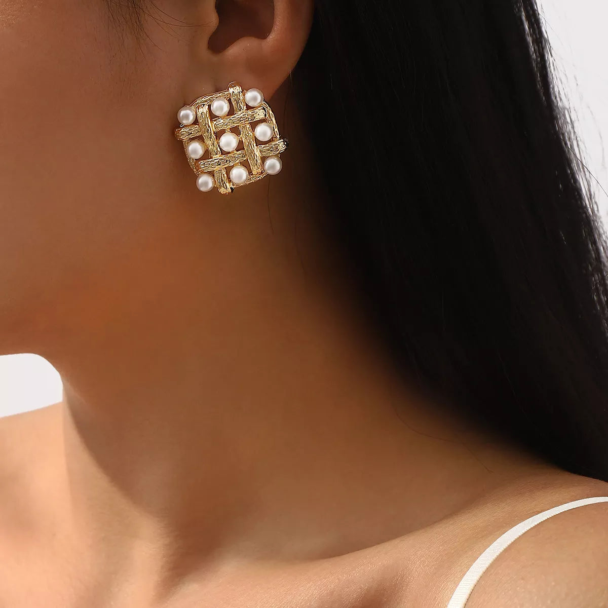 Pearl Grid Square Stud Earrings Secondary image