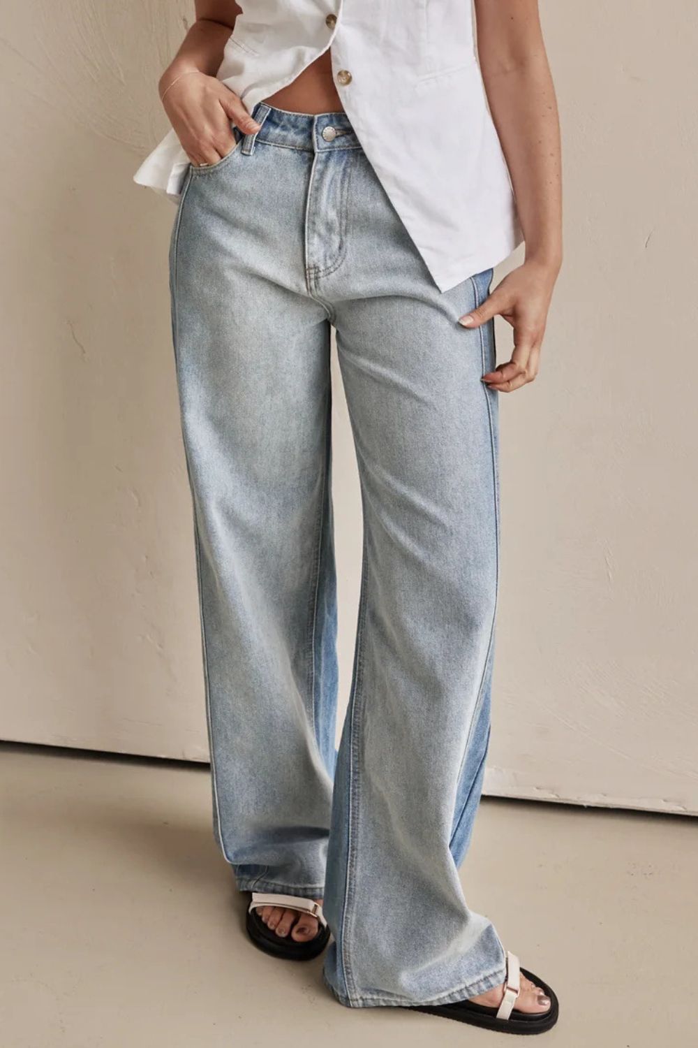 Contrast Straight Leg Jeans with Pockets Secondary image