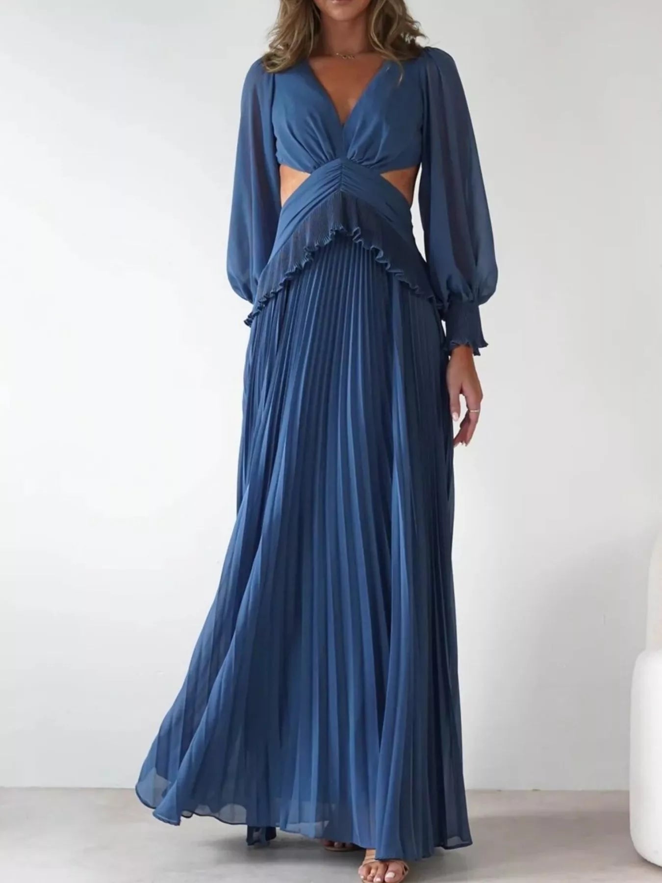 Backless Pleated Maxi Dress with Long Sleeves Secondary image